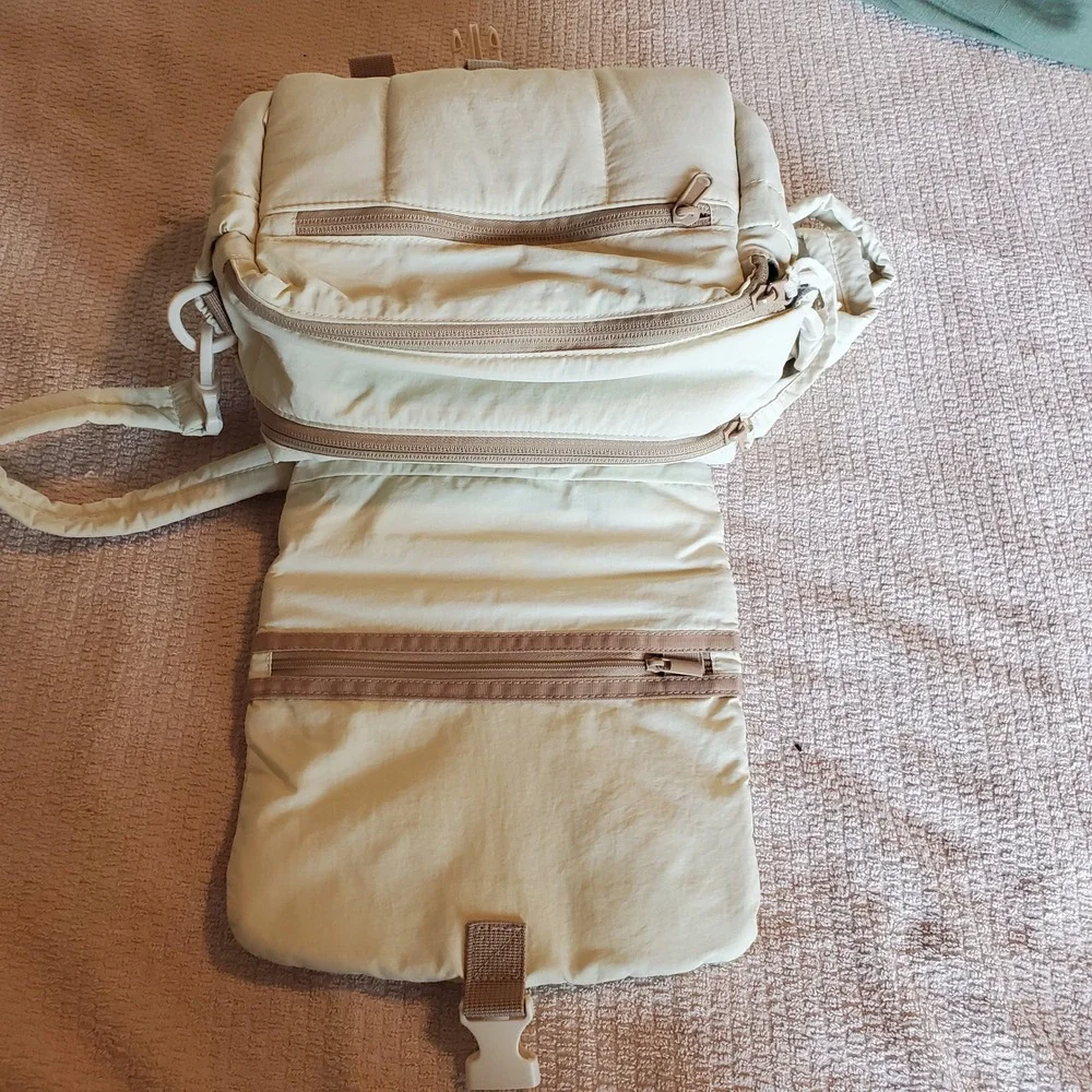 BAGSMART Puffy Small Camera Bag Cream Quilted Case with Rain Cover Tripod Holder